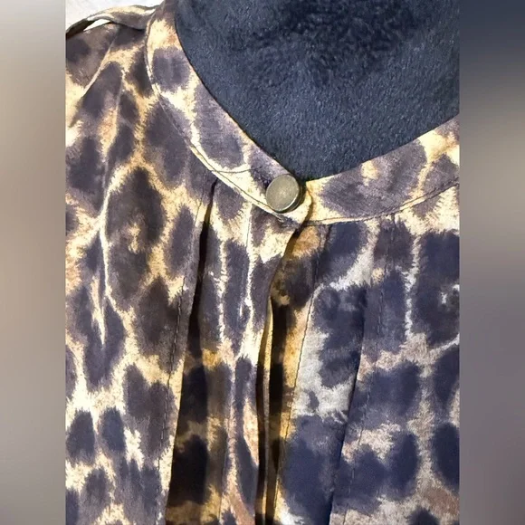Ann Taylor Animal Print Blouse Roll Tab Sleeve Button Up Shirt Top Size 10P - Picture 8 of 11